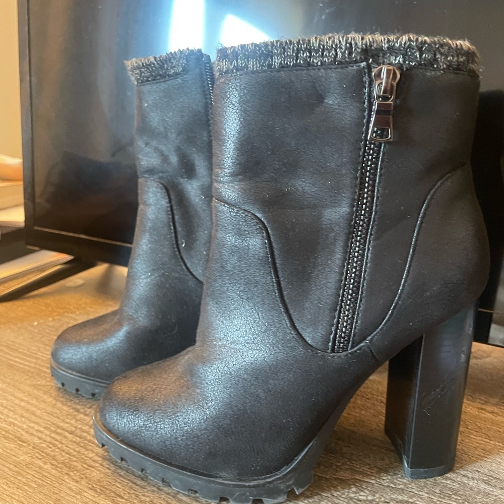 Black Heeled Boots with Chunky Heel and Zipper